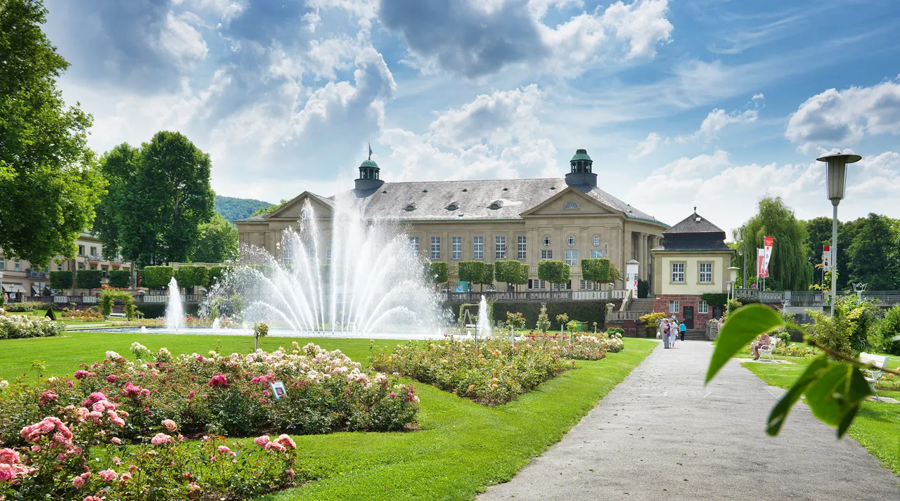 Rosengarten_mit_Regentenbau_-_Bayer__Staatsbad_Bad_Kissingen_GmbH