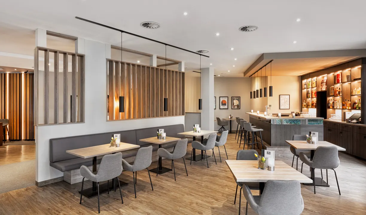 h-hotels_bar-04-hplus-hotel-huerth-koeln_Original_(kommerz._Nutzung)__bd4f60cb_